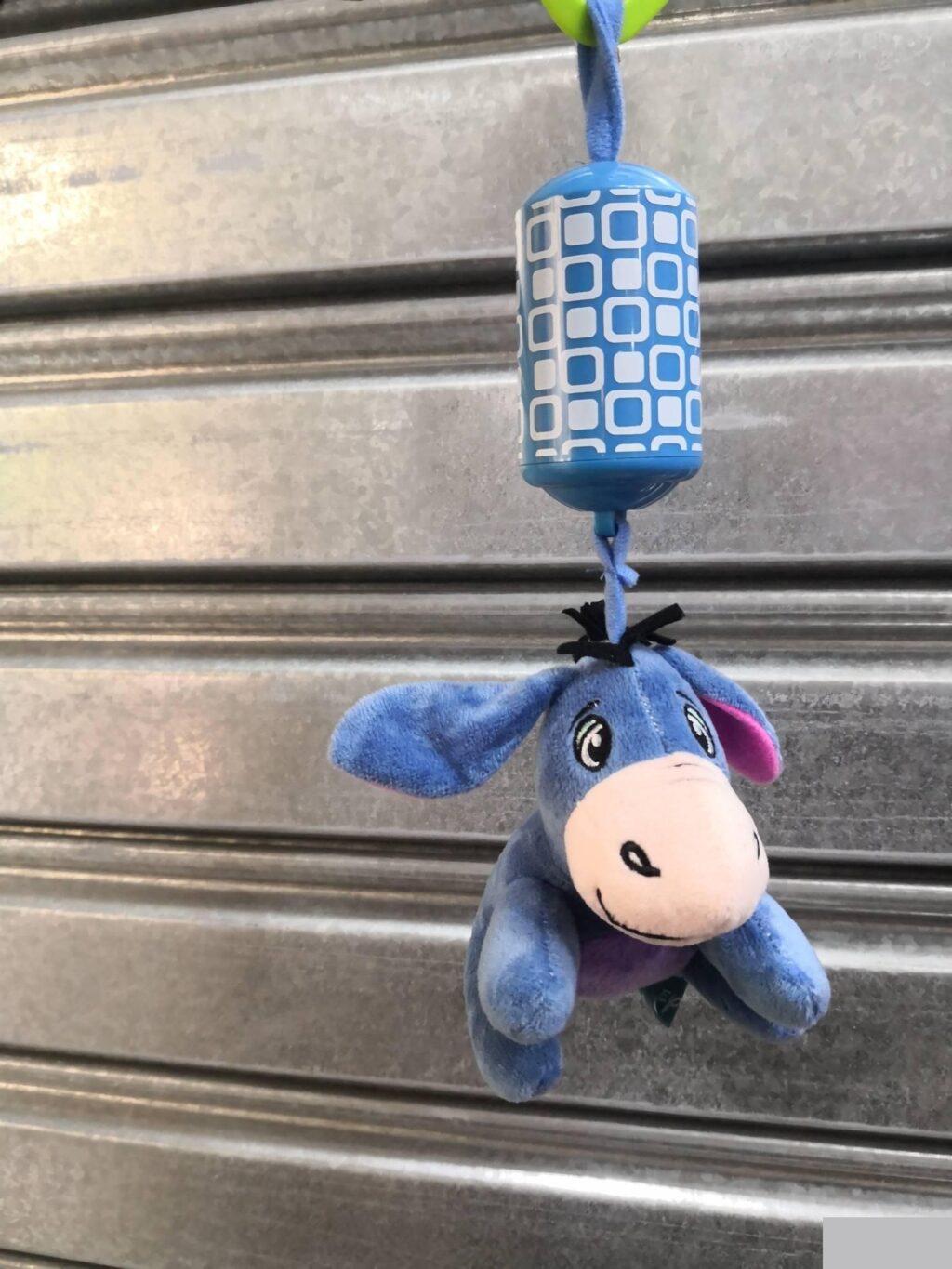 Winnie Pooh plišane zvečke za krevetac ili kolica – Winnie the Pooh plišane zvečke - Image 3