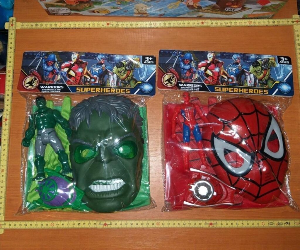 Spiderman kostim sa plaštom i igračkom – Spiderman kostim sa plaštom i igračkom - Image 2